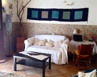 Lovely typical Sicilian little house in historical center steps from the port - Castellammare del Golfo - Salon