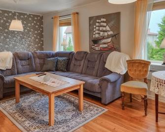 2 Bedroom Cozy Home In Falköping - Falkoping - Вітальня
