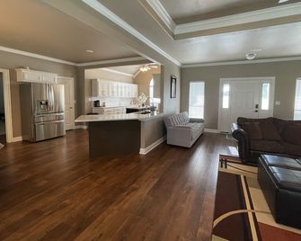 Beautiful 8.5 acres farm house with sunroom and basketball court - Cross Roads (Tejas) - Sala de estar