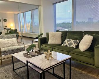 luxurious Apt, W/ pool and gym monthly stays40% off! - Detroit - Living room
