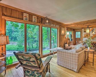 'The Mill River Cabin W/ Fireplace & River View - Mill River - Living room