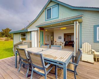 Oceanfront cottage with deck, stunning 180-degree views & 7.5 acres - Elk - Patio