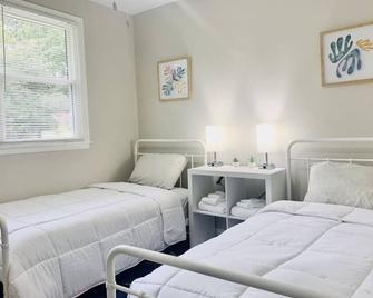 Relaxing family home near Duke Raleigh Hospital - Raleigh - Bedroom