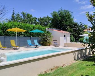 Gite, Triangle Saintes / Royan / Oléron - La Clisse - Piscina