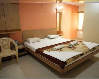 Hotel Sai Surya - Shirdi - Bedroom