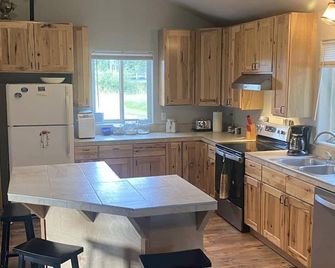 Salmon Riverbend Lodge Fishermen Cabin Wth River Access Fish Right Out Your Door - Gustavus - Kitchen