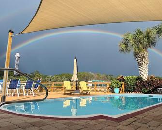 3BR Waterfront Oasis w/ Private Solar Heated Pool and Spacious Deck - Holiday - Piscina