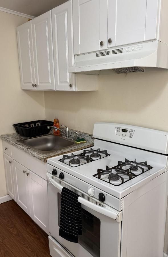 Private one-bedroom and one-bathroom apartment, private street entrance in convenient area