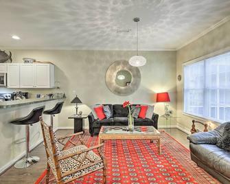 2 Mi to Ocean Rehoboth Beach Townhome with Grill! - Rehoboth Beach - Living room