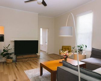 Modern Downtown Farmville #1 - Farmville - Living room