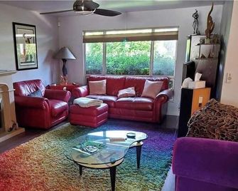 Colorful Warm Weather Jewel House 10,000 sq ft lot. - Menifee - Sala de estar