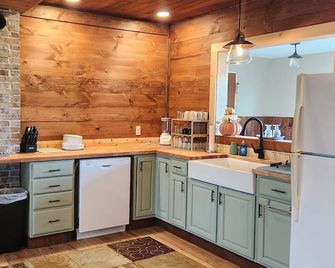 Historic 6-bedroom Country farmhouse AC, WiFi in rural Francesville - Francesville - Kuchyň