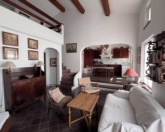 Porquerolles village house garden 3 ch. air conditioned 3 bathrooms - הייר - סלון