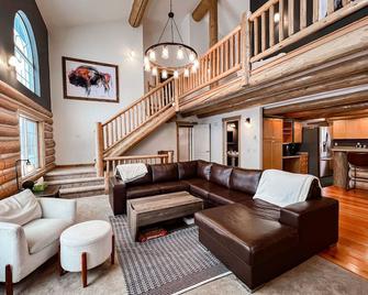 Glacier Dream Escape! Pet Friendly, 6 Bed / 4.5 Bath, Sleeps 12, Private Acreage, Trees Galore! - Coram - Sufragerie