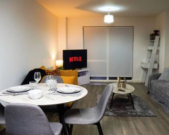 Halo Apartment - Mánchester - Comedor