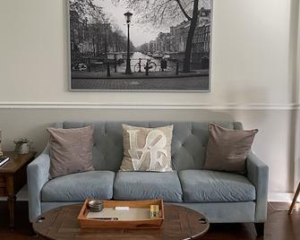 Beautiful Historic 3br Duplex! - Pittston - Obývací pokoj