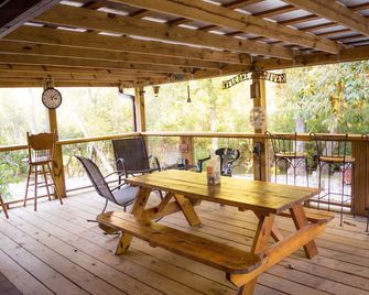 Henrys Red Roof Cabin On The Chauga River - Mountain Rest - Balcony