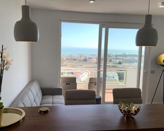 Panoramic Ocean and Cascais View Apartment with Balcony - Cascais - Comedor