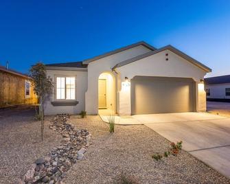 Cozy Family-Friendly 3br2ba Home With Enclosed Backyard - Las Cruces - Edificio