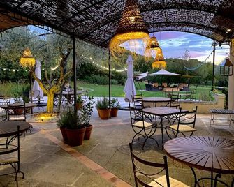 Auberge La Feniere - Lourmarin - Terasa