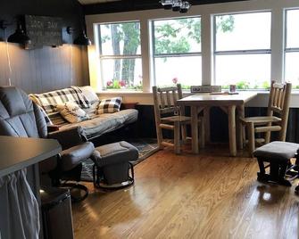 Cozy Lakeside Cabin - Millinocket - Wohnzimmer