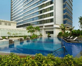 فندق شيراتون غراند جاكرتا غانداريا سيتي - جاكرتا - حوض السباحة