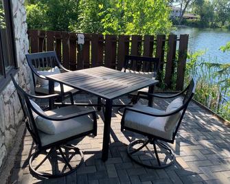 Serene river apartment walking distance to downtown and Heartland Trail! - Park Rapids - Patio