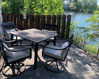 Serene river apartment walking distance to downtown and Heartland Trail! - Park Rapids - Patio