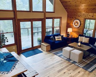 Cozy Lake Sara Year-Round Cottage- Amazing beach and lake-side restaurants. - Effingham - Living room