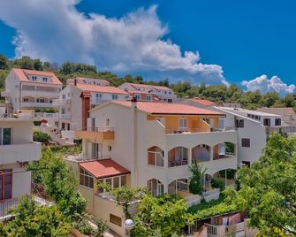 Komazin - Hvar - בניין