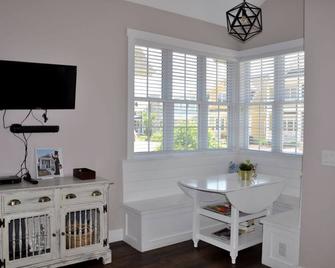 Harbor Master Villa | 1 Bed, 1 Bath - Ottawa - Comedor