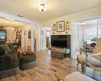 Secret Garden @ Seminole located in the heart of downtown Stuart, FL - Stuart - Living room