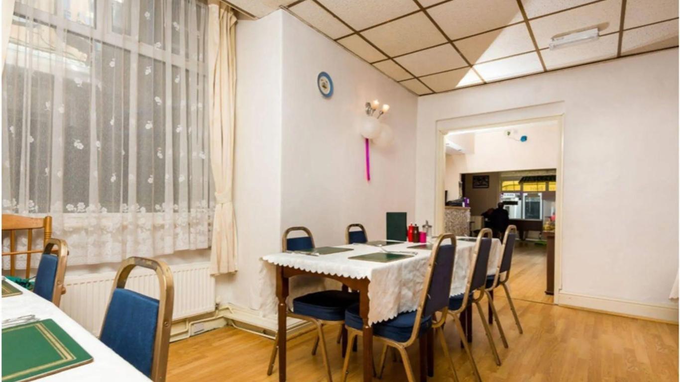 Uk Travel & Hospitality Ltd Ta Canberra Hotel