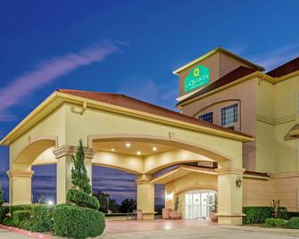 La Quinta Inn & Suites by Wyndham Glen Rose - Glen Rose - Building