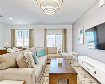 The Azur Resort - Davenport - Living room