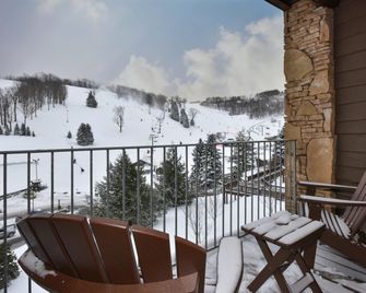 Slopeside Hotel by Seven Springs Resort - Champion - Balcony