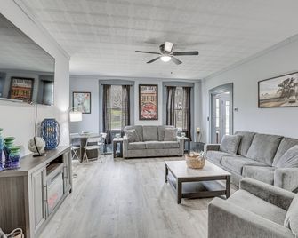 5 Mi to The Wilds: Spacious Family Hub, Game Room! - Caldwell - Living room