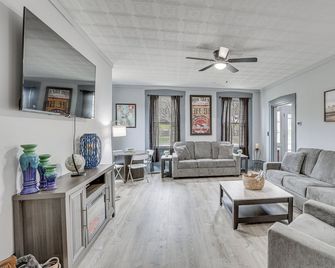 5 Mi to The Wilds: Spacious Family Hub, Game Room! - Caldwell - Huiskamer
