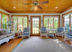 Terre Haute Manor Farmhouse with Gardens and Deck! - Midlothian - Living room