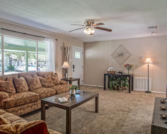 3 minute walk to main street, Cibolo Texas. Shopping, dancing and dining nearby. - Cibolo - Living room