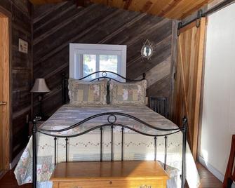 Unique Space-Great View, East side Sunsets a Plus -2 Nights or More - Moravia - Bedroom