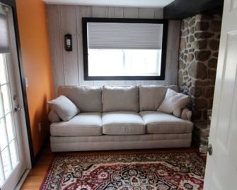 Gedney Main House:Brand new listing just remodeled! Only 8 min. to Bethel Woods! - Kenoza Lake - Sala de estar