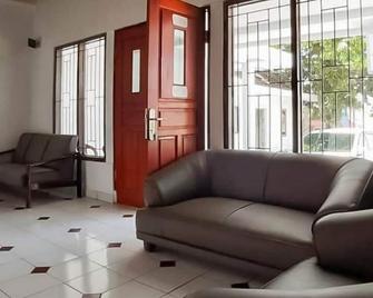 RedDoorz Syariah @ Jl Raya Sukabumi - Sukabumi - Wohnzimmer