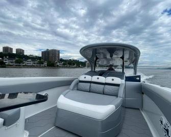 CasaDonna`s Sea Breeze Suite - Hollywood