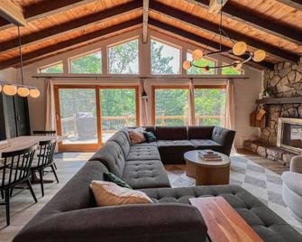 Mountainside Chalet | Modern, Spacious + Central! - Conway - Living room