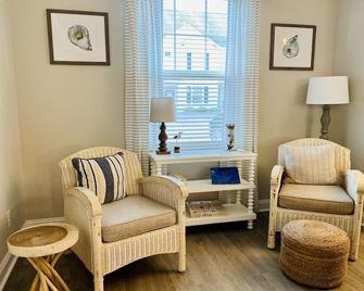 Beach Getaway: Stunning, Family-Friendly w/ Pool. Walk to Shopping + Dining - Atlantic Beach - Salon