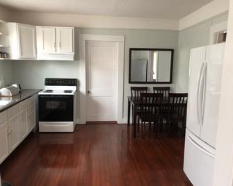 Mississippi Blues & Beach Cottage - Perfectly Located in Gulfport! - Gulfport - Living room