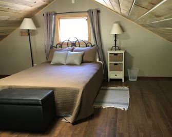 Dawson Creekside Cabin - Cascade-Chipita Park - Bedroom