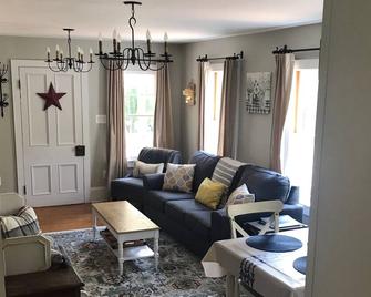 Historic and Updated Farmhouse Built in 1808 - Leesburg - Living room