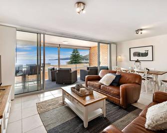 The Crest - Shoal Bay - Living room